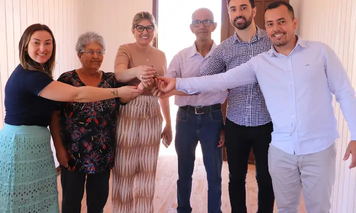 Administração entrega casa nova para família de Capão Bonito do Sul