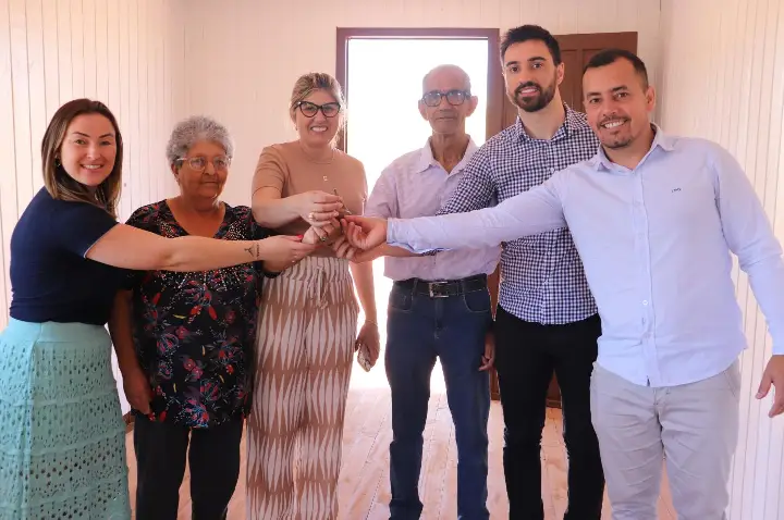 Administração entrega casa nova para família de Capão Bonito do Sul