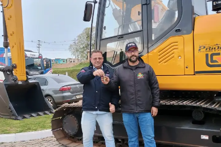 Capão Bonito do Sul amplia frota de máquinas com aquisição de escavadeira hidráulica