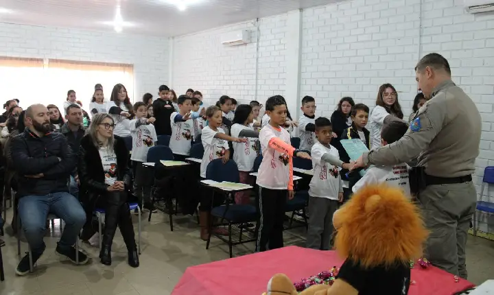 Formatura do PROERD reuniu comunidade escolar e concluiu o ciclo de atividades com trinta alunos de Capão Bonito do Sul