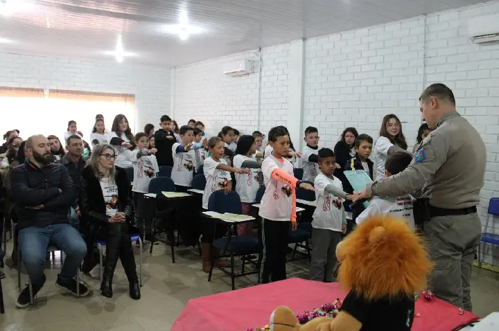 Formatura do PROERD reuniu comunidade escolar e concluiu o ciclo de atividades com trinta alunos de Capão Bonito do Sul