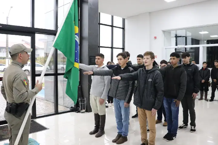 Jovens dispensados do Serviço Militar participaram do Juramento à Bandeira em Capão Bonito do Sul