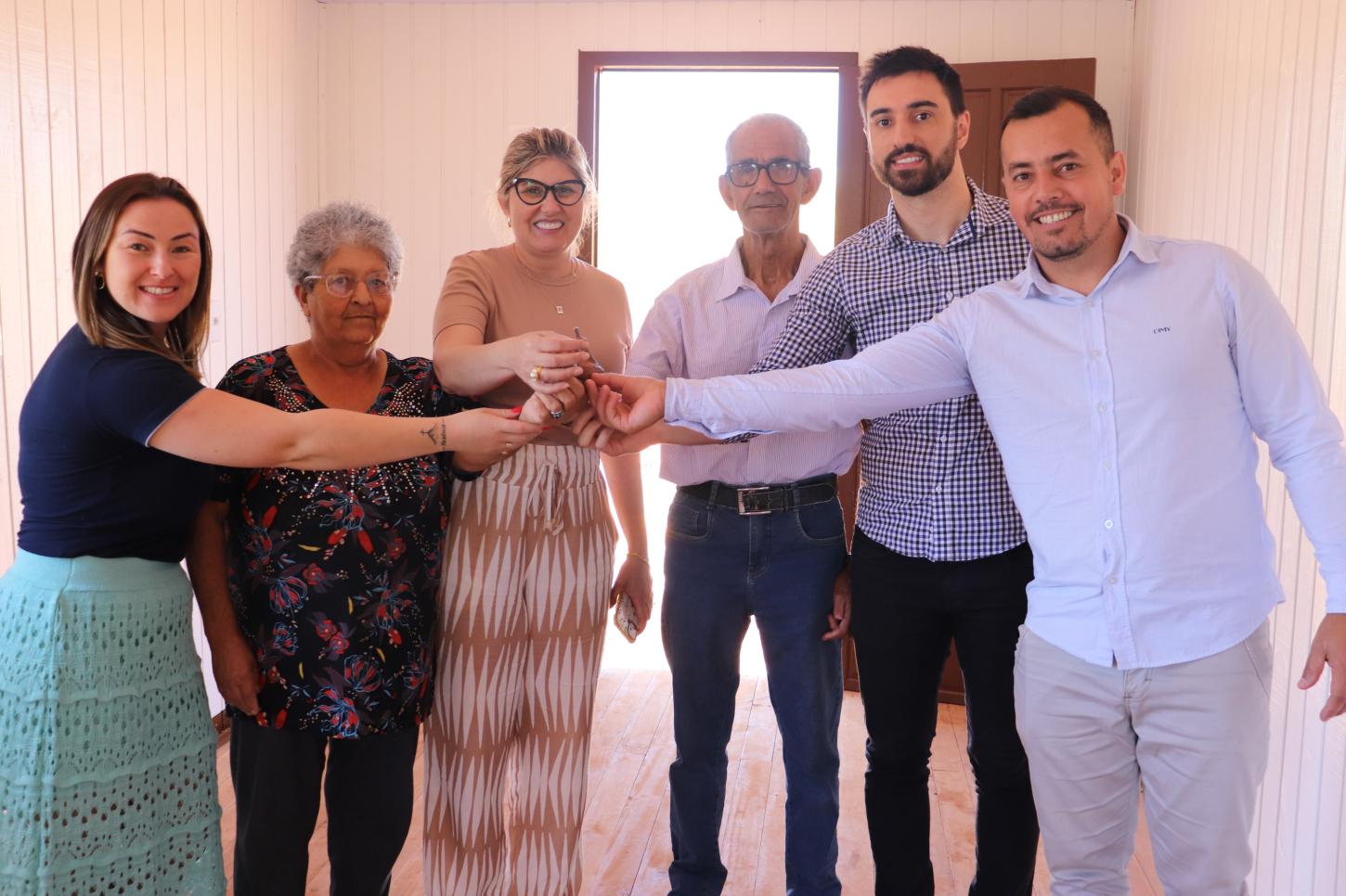 Administração entrega casa nova para família de Capão Bonito do Sul